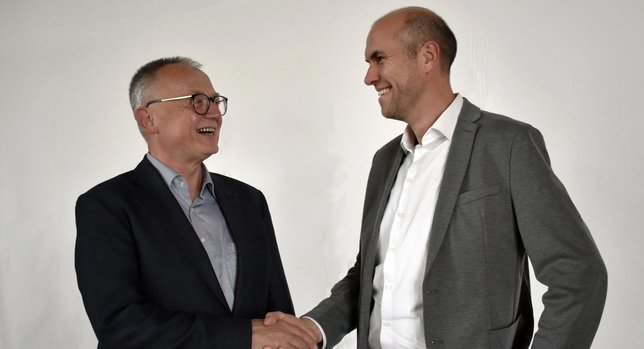 Michael Ullrich (links) begrüßt den neuen Geschäftsführer Dominik Kampf (rechts) im Studierendenwerk.