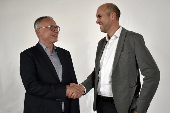 Michael Ullrich (links) begrüßt den neuen Geschäftsführer Dominik Kampf (rechts) im Studierendenwerk.