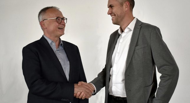 Michael Ullrich (links) begrüßt den neuen Geschäftsführer Dominik Kampf (rechts) im Studierendenwerk.